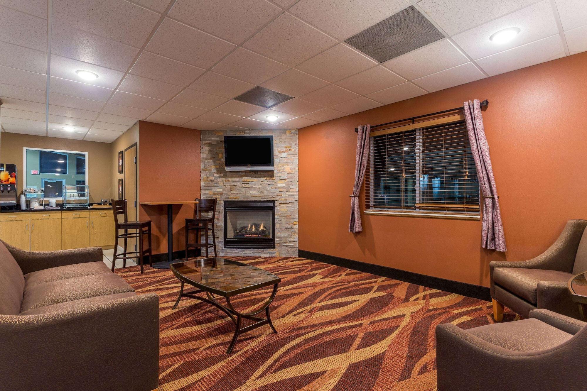 Vista Lobby AmericInn by Wyndham Boscobel