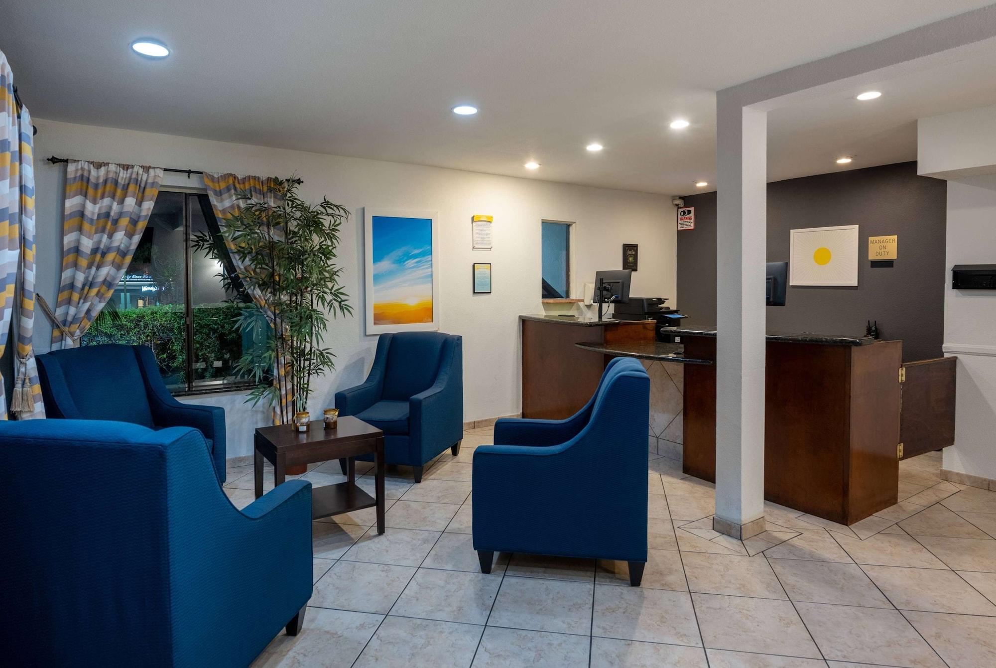 Restaurant Days Inn by Wyndham Encinitas Moonlight Beach