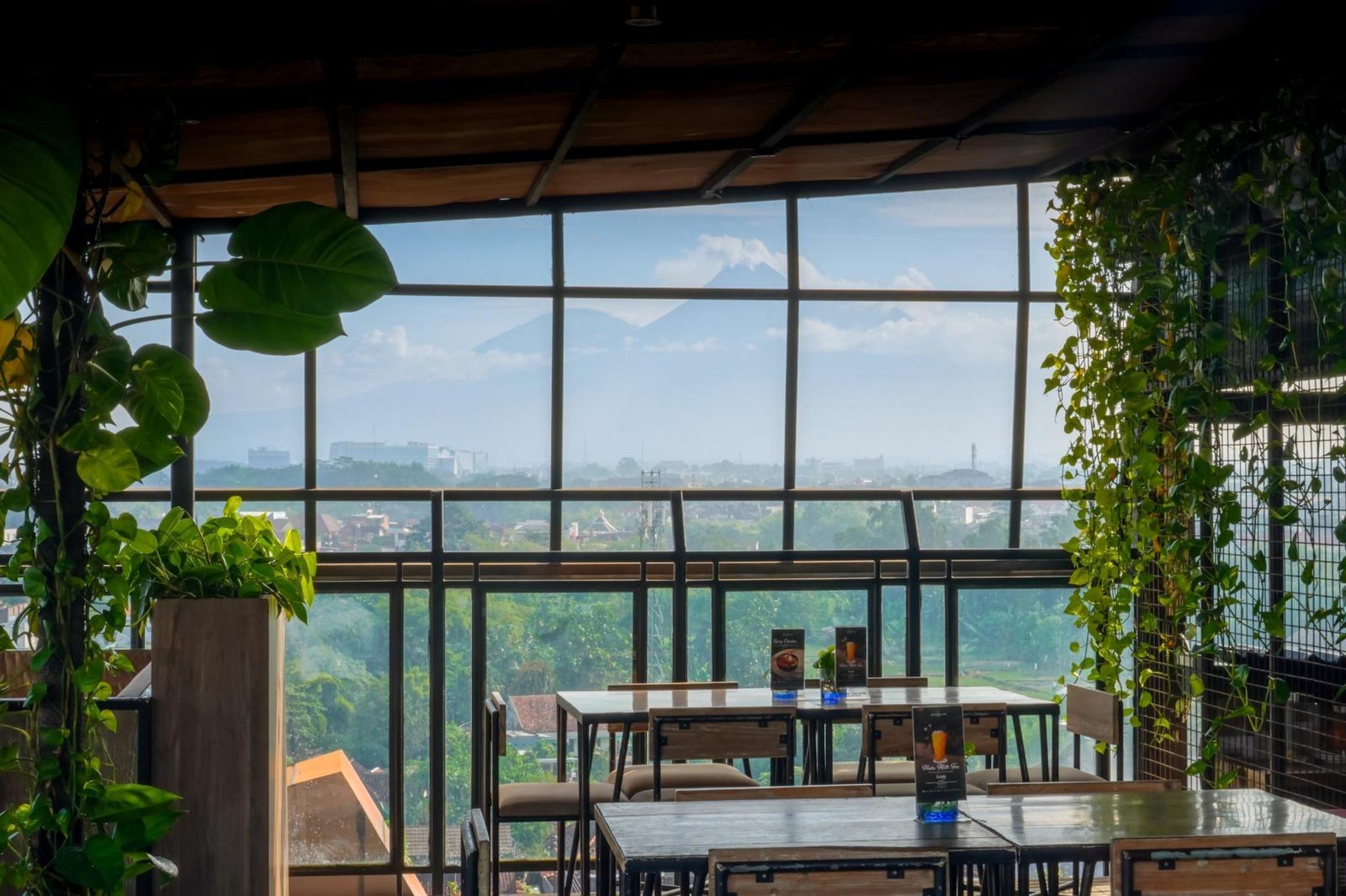 Bar/Salón Yellow Star Ambarukmo Hotel