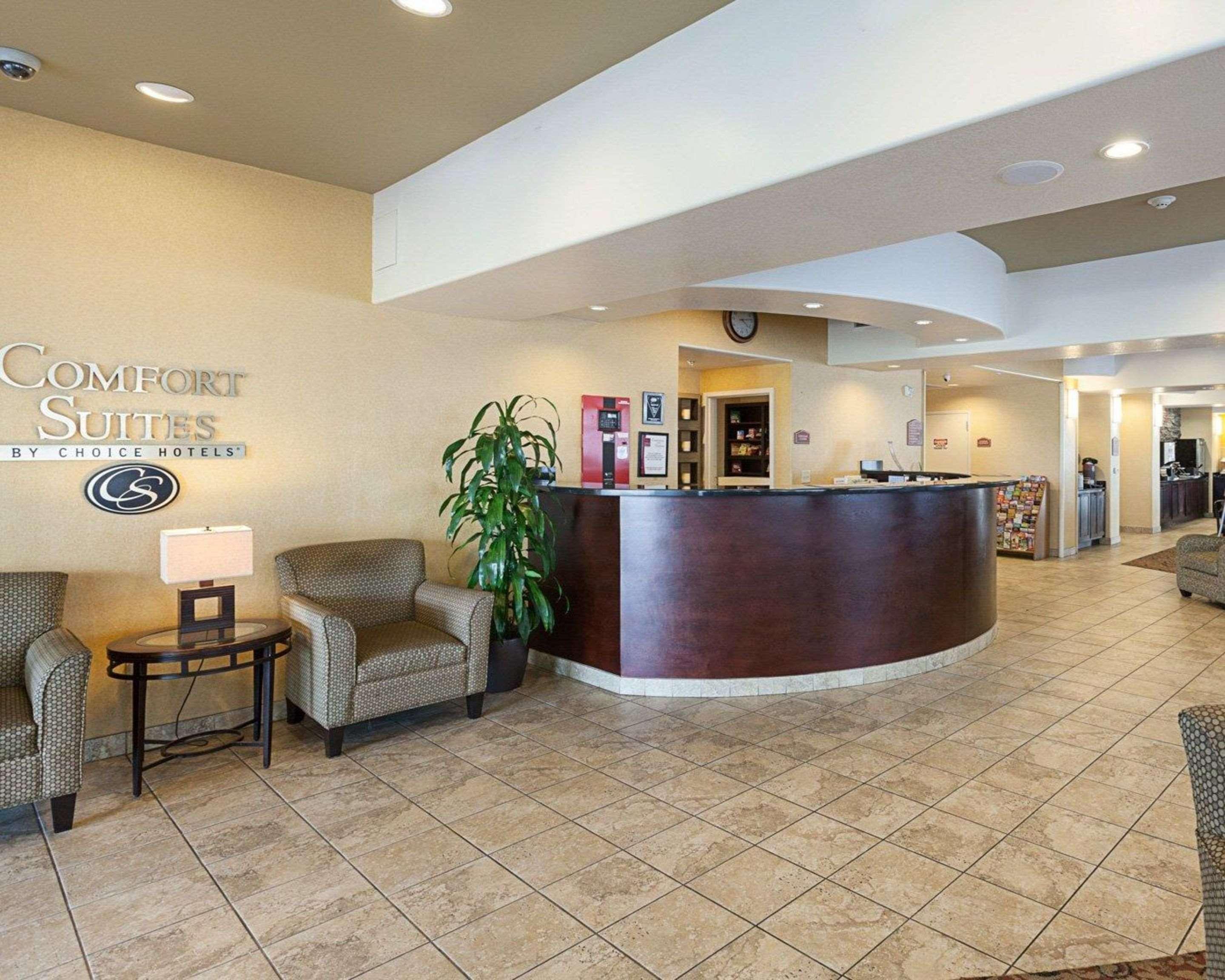 Vista Lobby Comfort Suites Medical Center near Six Flags