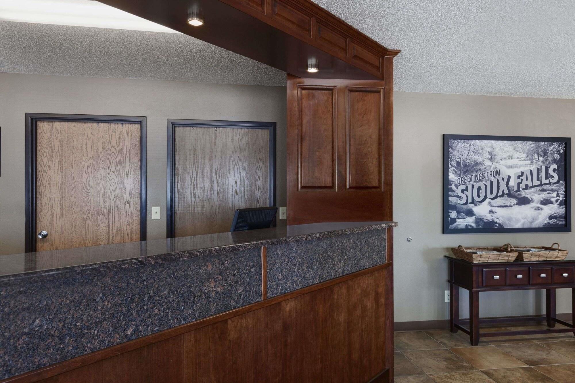 Vista Lobby Super 8 by Wyndham Sioux Falls/41st Street