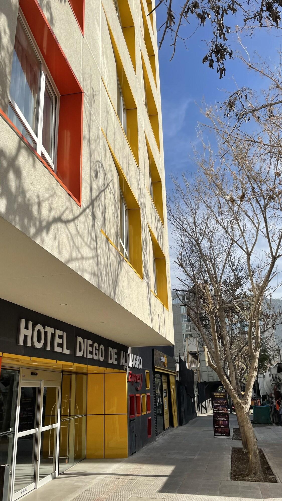 Vista Exterior Diego de Almagro Providencia Express