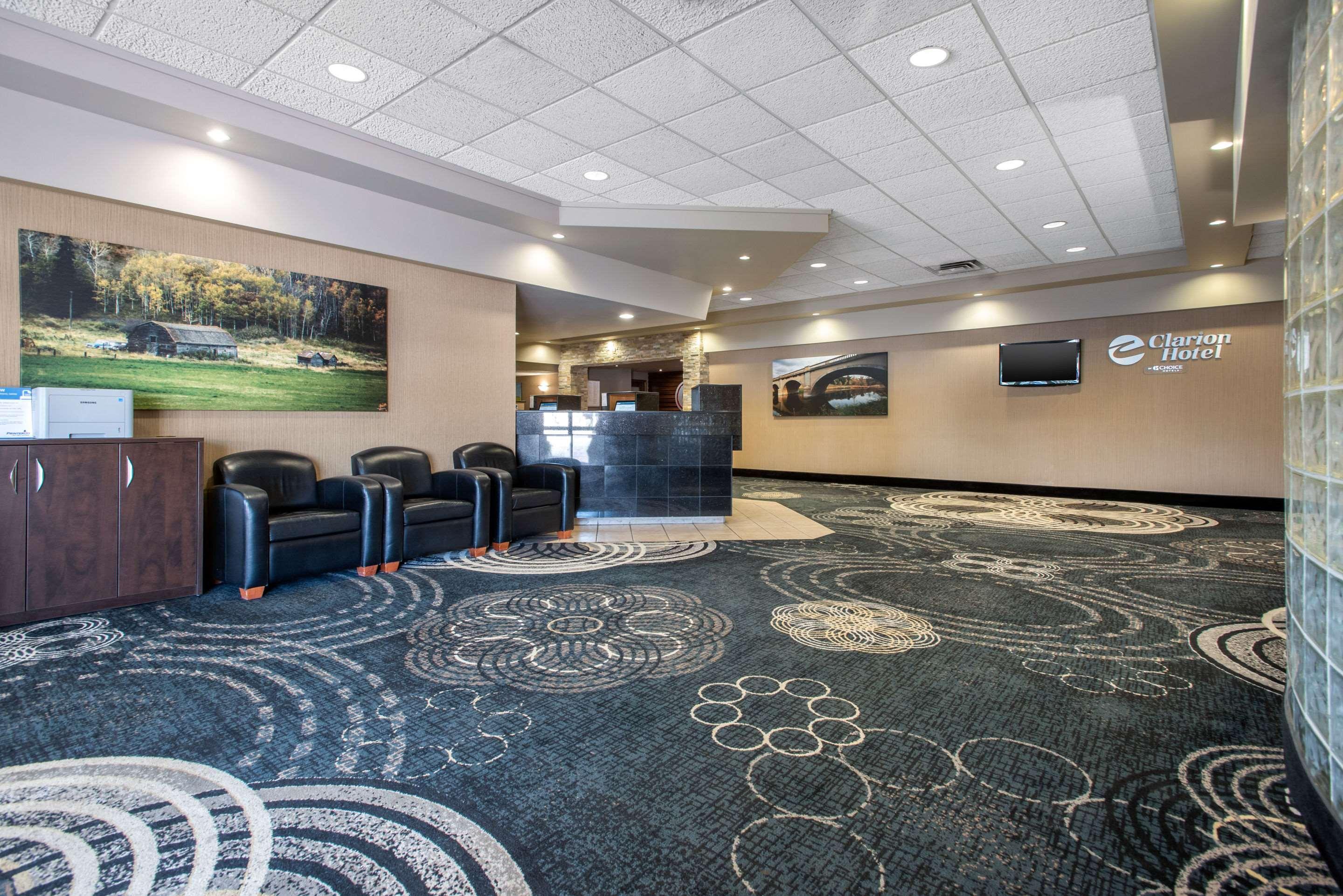 Vista Lobby Clarion Hotel & Suites