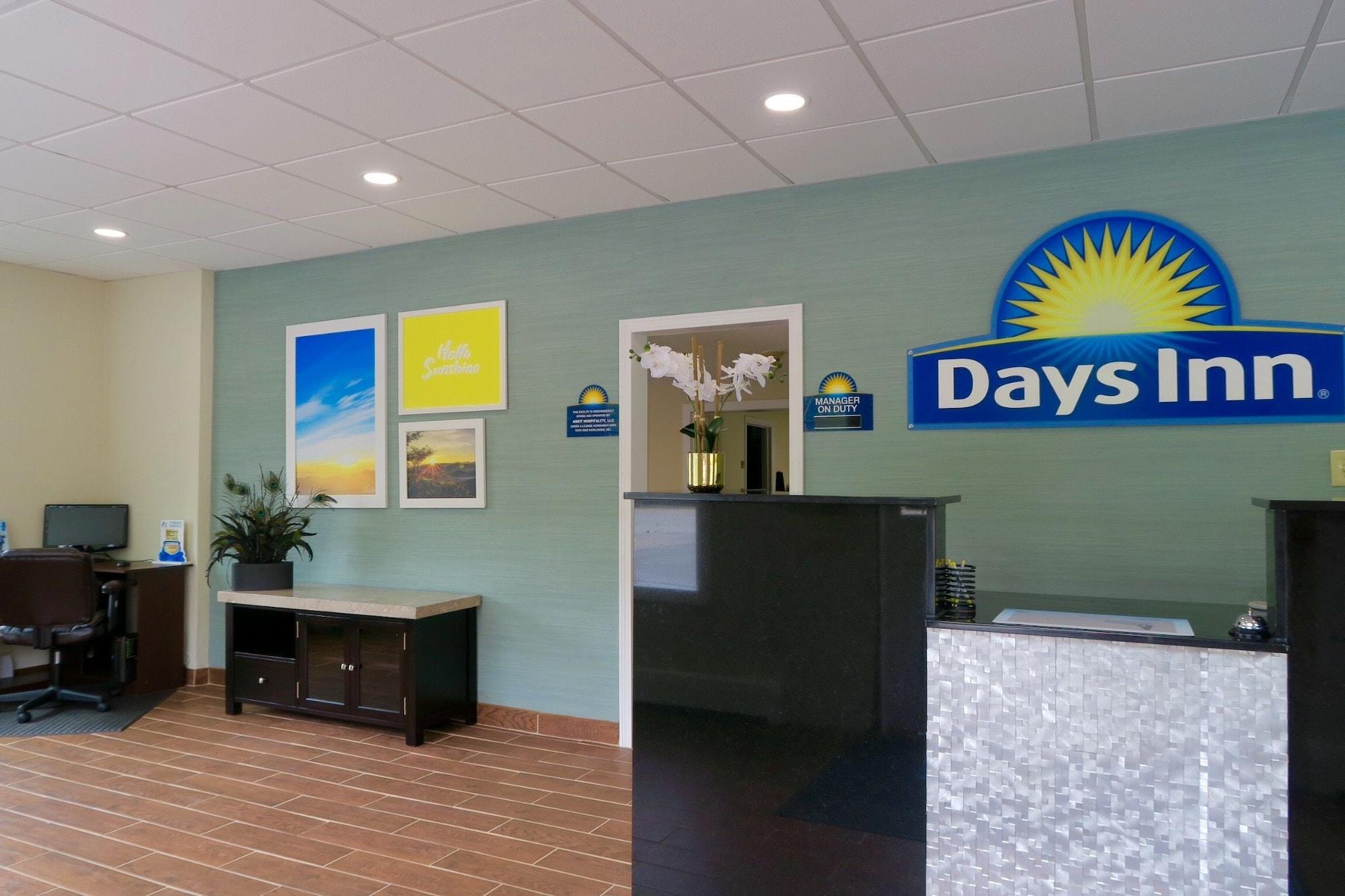 Vista Lobby Days Inn by Wyndham Lincoln