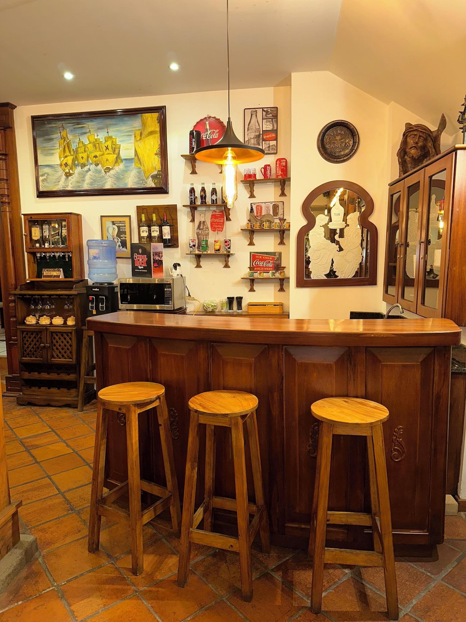Bar/Salón Hotel & Suites El Quijote