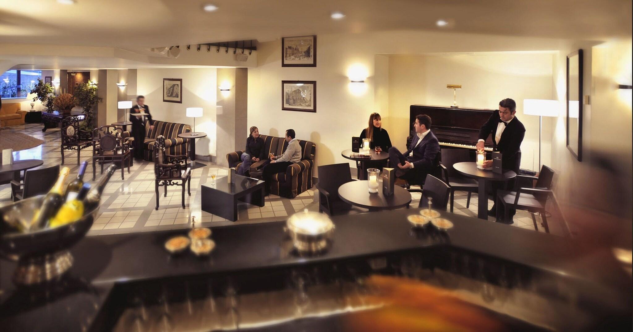 Bar/Salón Sardegna Hotel, Suites & Restaurant