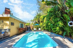 Alquiler Vacacional - Relaxing Oasis: Private Pool Home with Lush Backyard