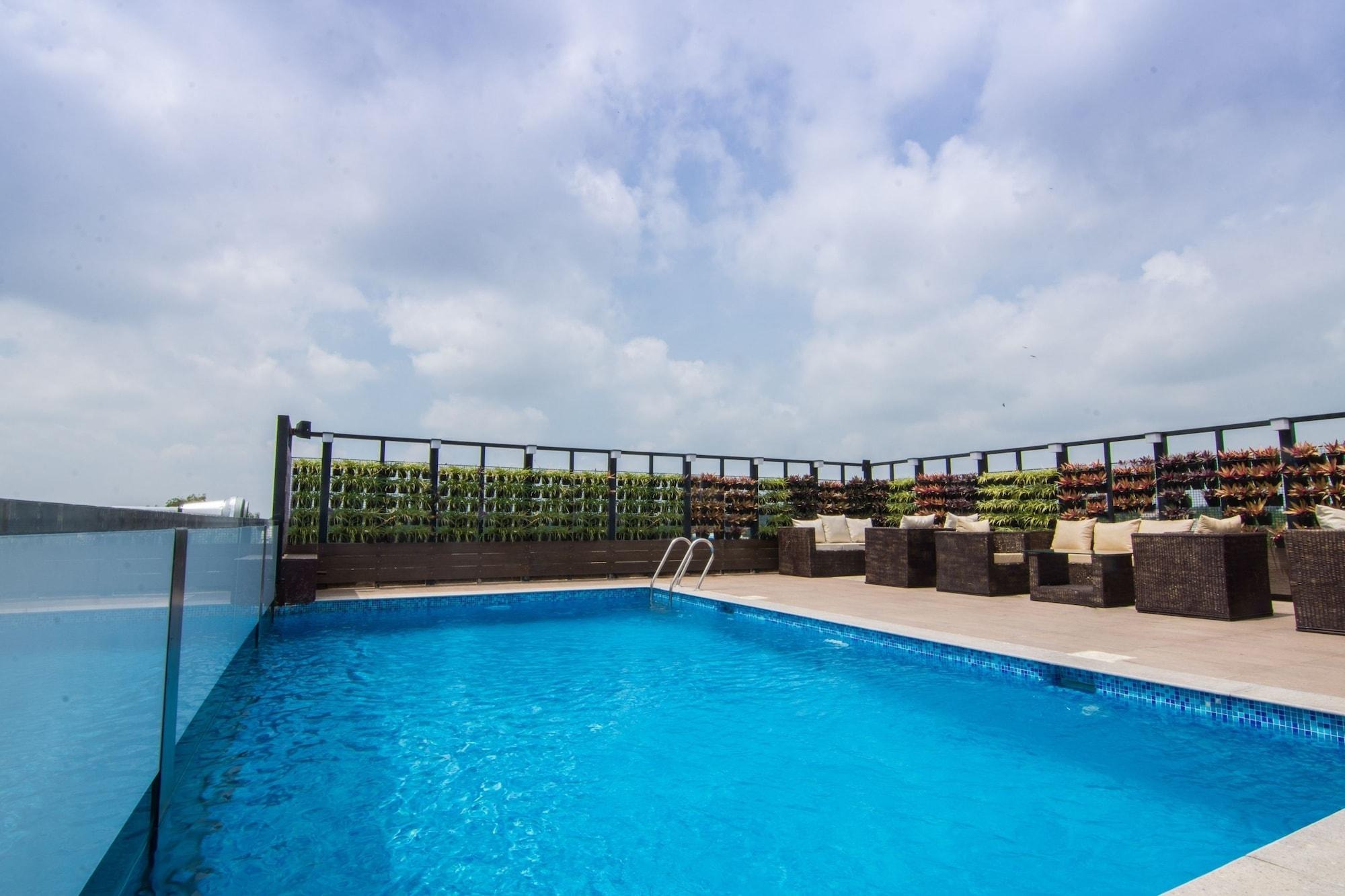 Vista Piscina Roopa Elite