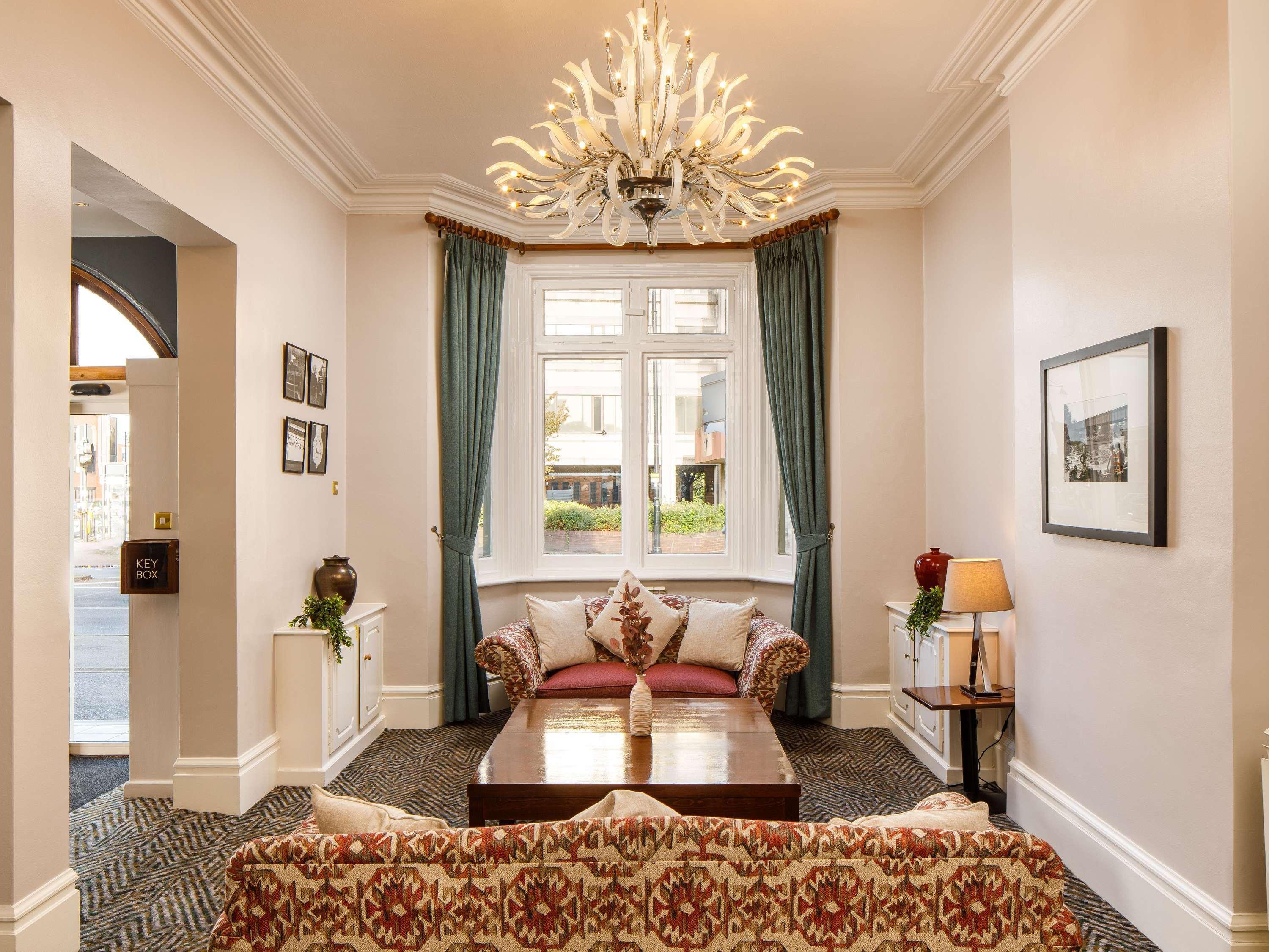 Vista Exterior Sunday London Staines-upon-Thames Heathrow T5