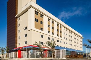 Alojamiento - ibis Porto Alegre Assis Brasil – opposite FIERGS and with free parking.