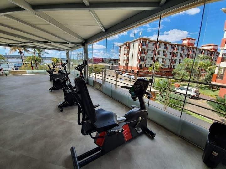Gimnasio Flat de luxo -Resort beira lago com vista incrível