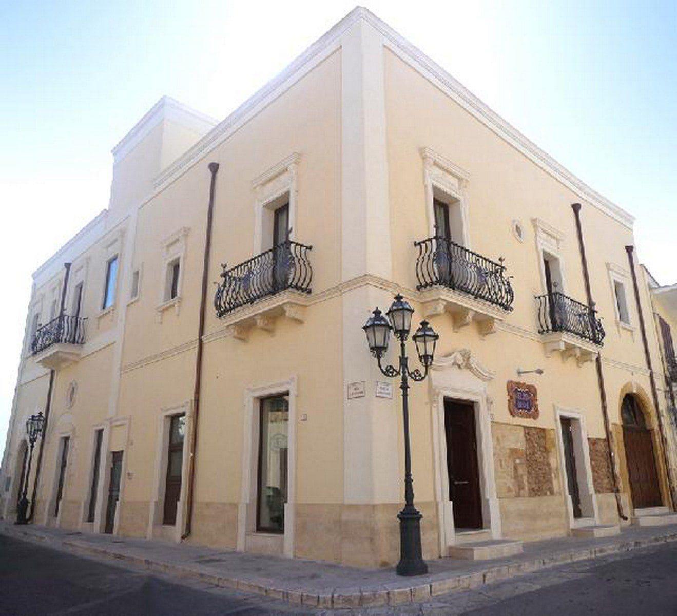 Vista Exterior Kelina Charme Hotel by Cantine Due Palme