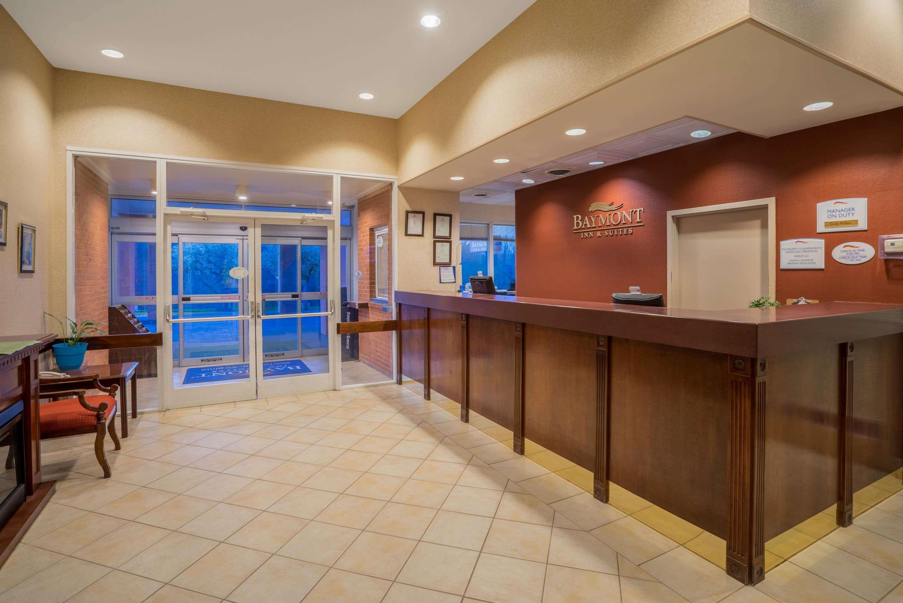 Vista Lobby Baymont by Wyndham Warrenton