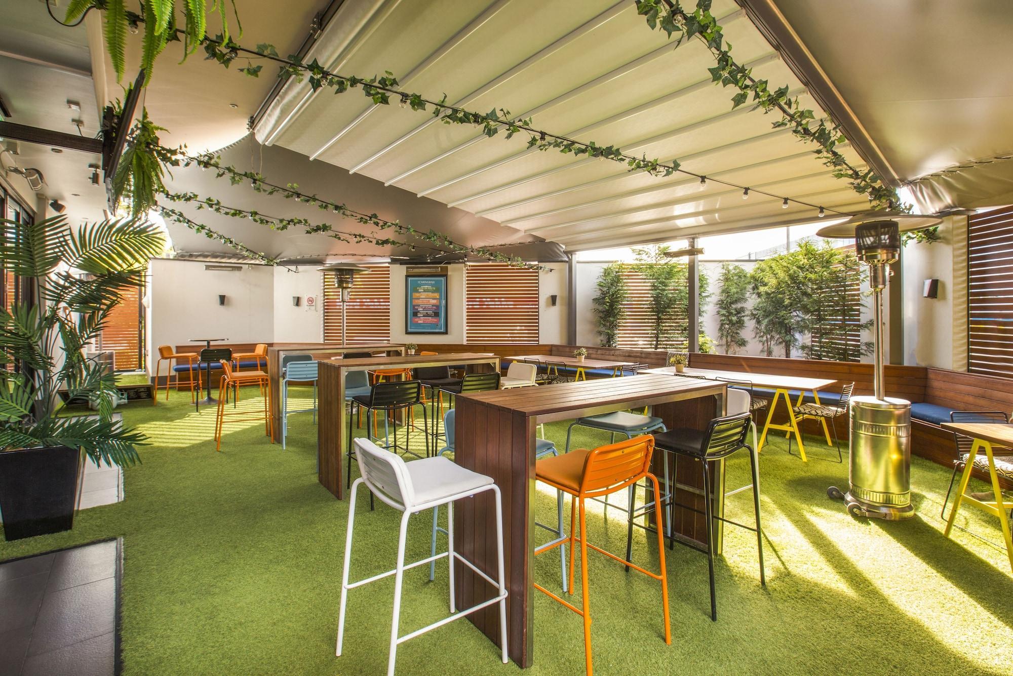 Varios Nightcap At Caringbah Hotel