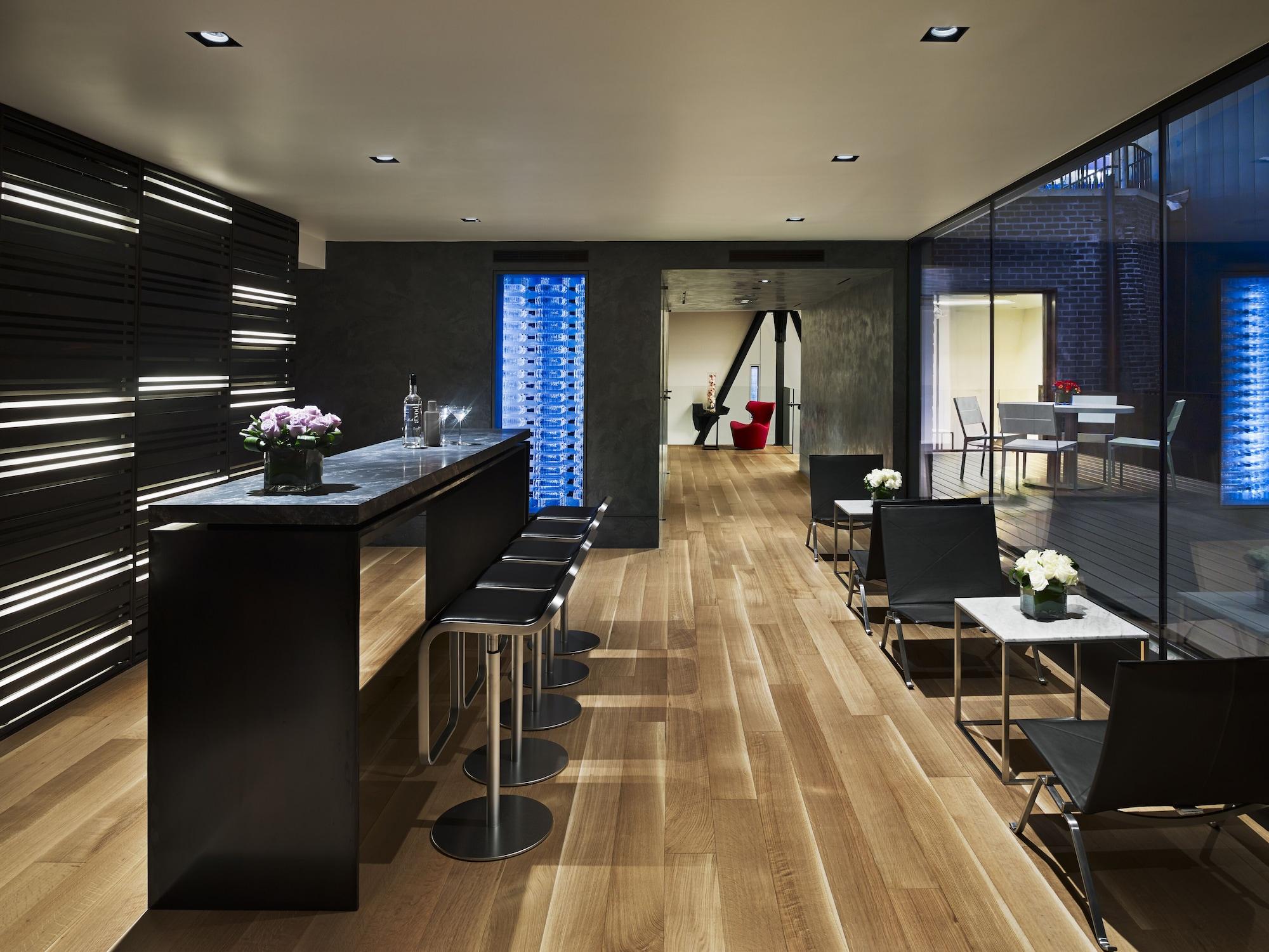 Bar/Salón AKA Times Square