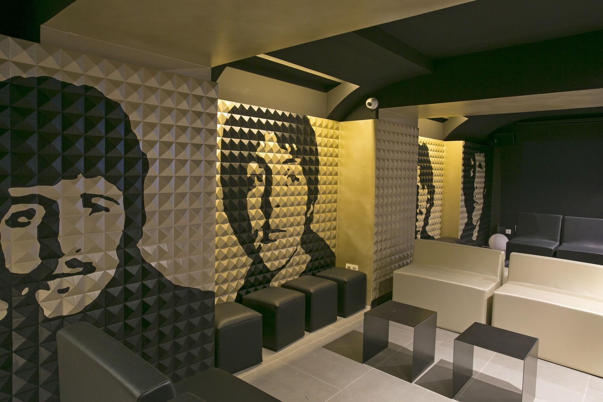 Bar/Salón Sant Jordi Hostels Rock Palace