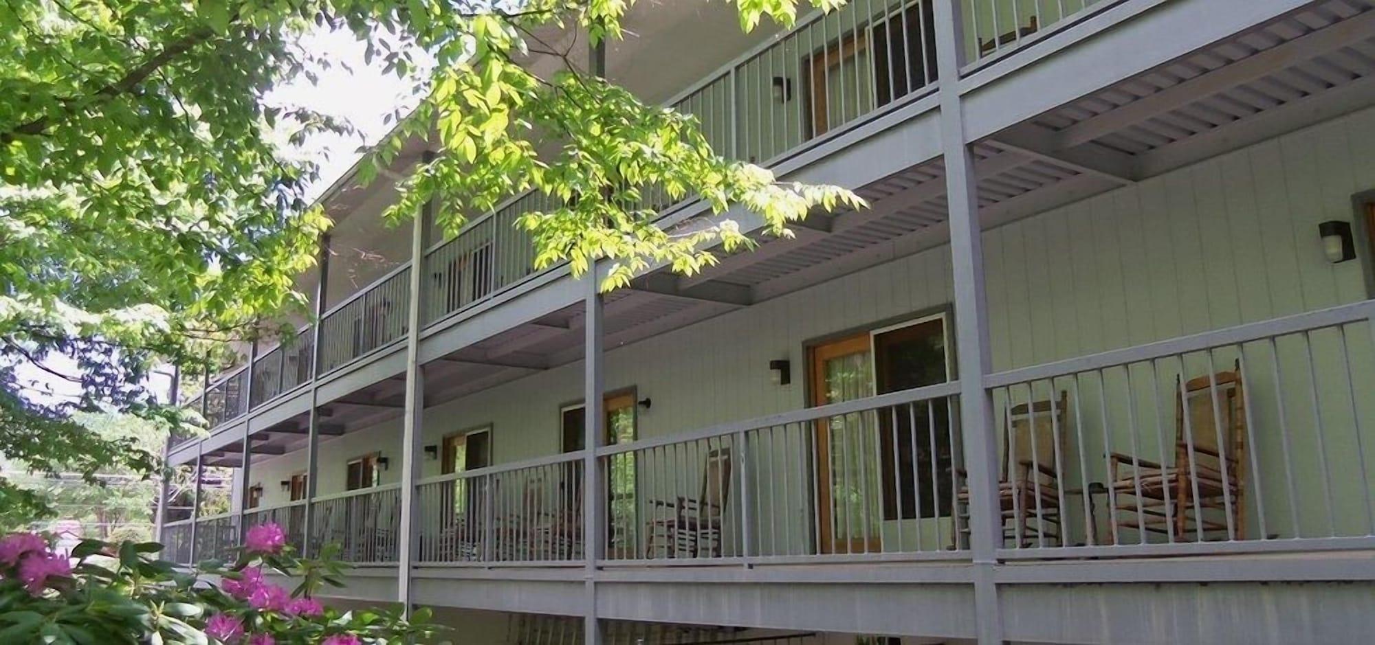 Varios Four Seasons Inn
