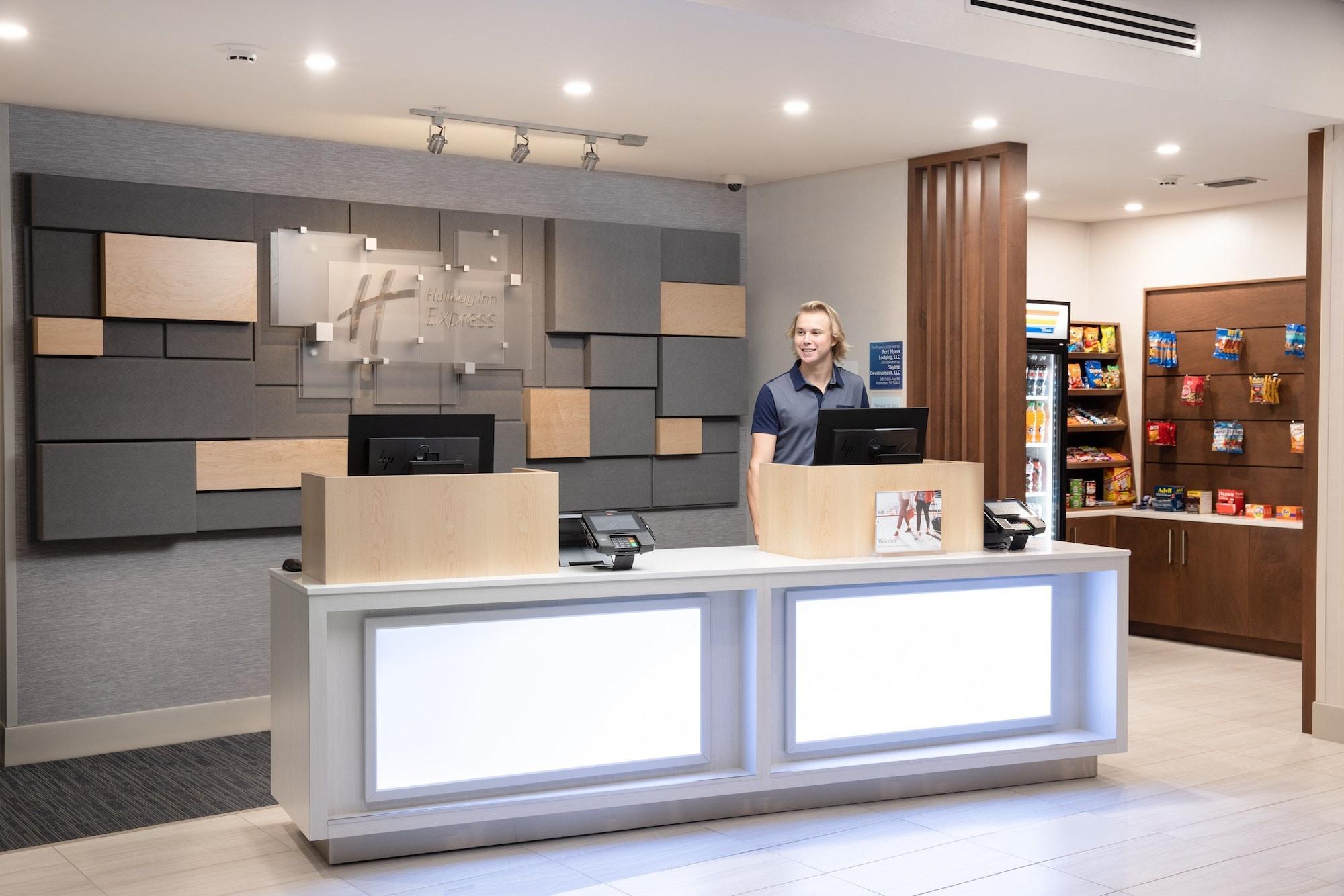 Vista Lobby Holiday Inn Express & Suites Ft Myers Beach-Sanibel Gateway by IHG