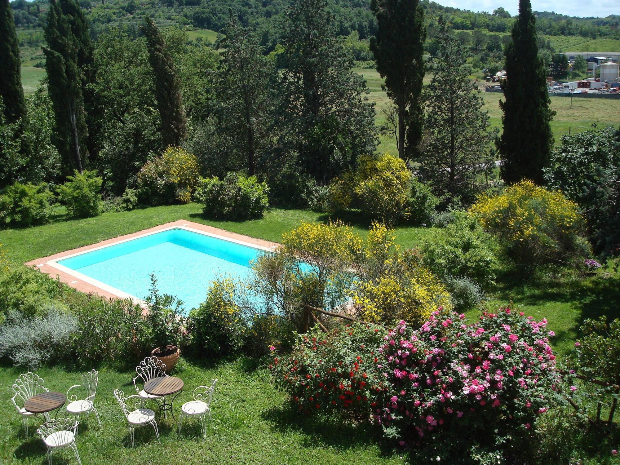 Vista Piscina Al Giardino degli Etruschi