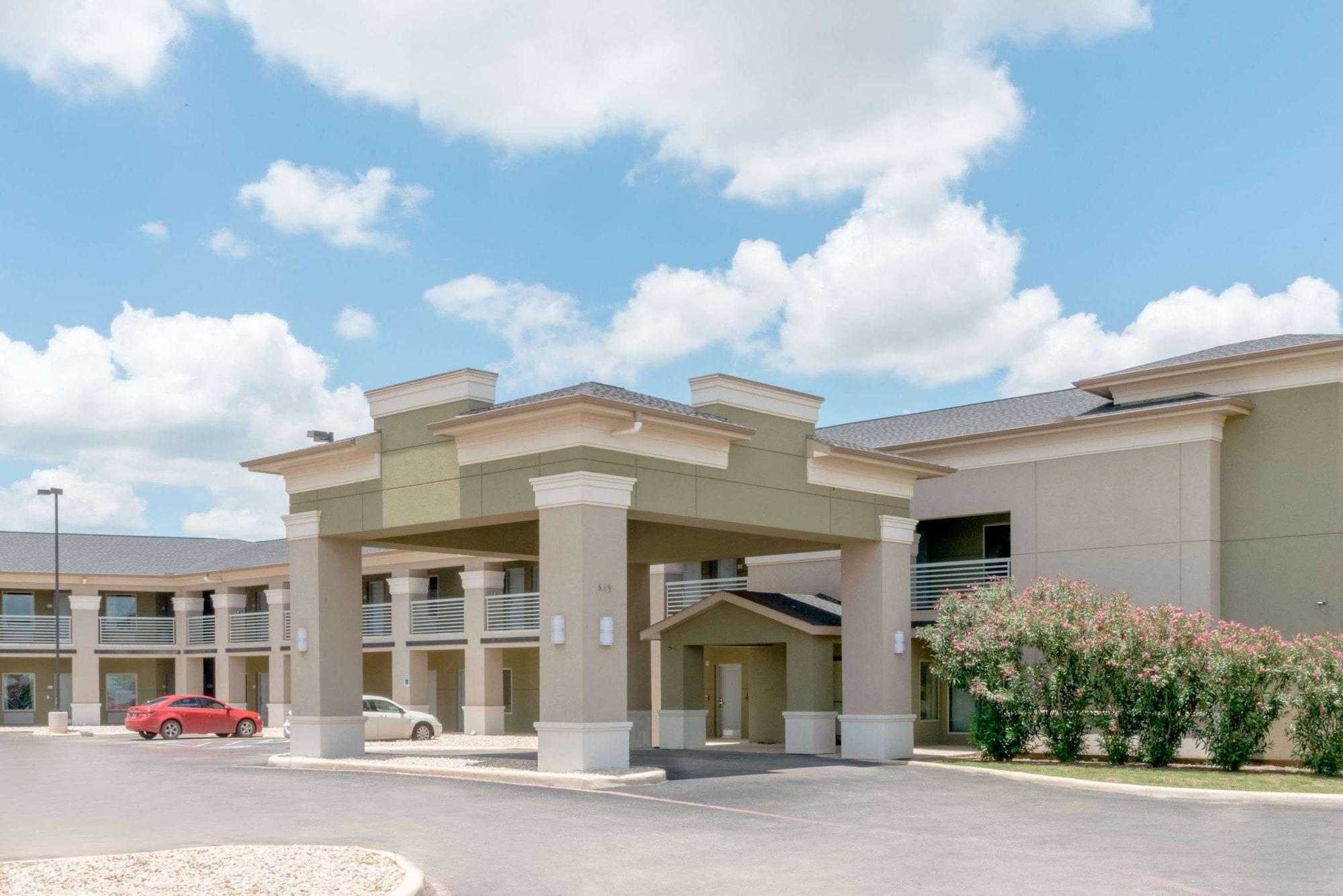 Vista Exterior Super 8 by Wyndham Cotulla TX