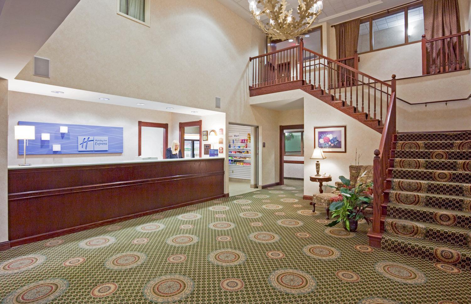 Vista Lobby Holiday Inn Express & Suites Vadnais Heights by IHG