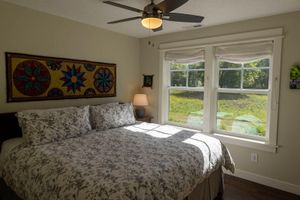 Alquiler Vacacional - New creek-side home in the country with modern amenities