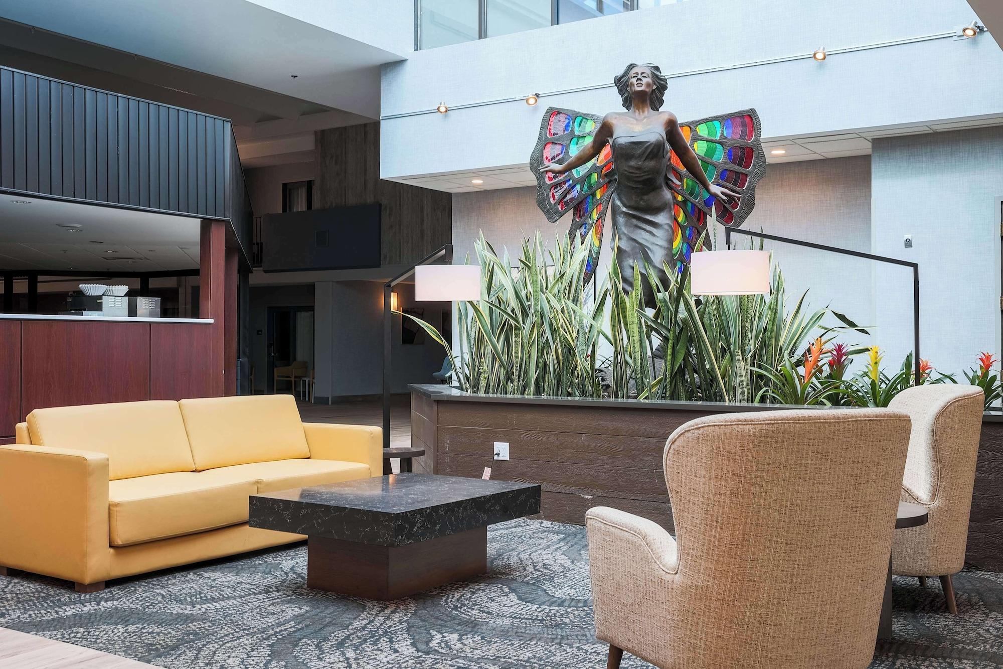 Vista Lobby DoubleTree by Hilton Austin, MN