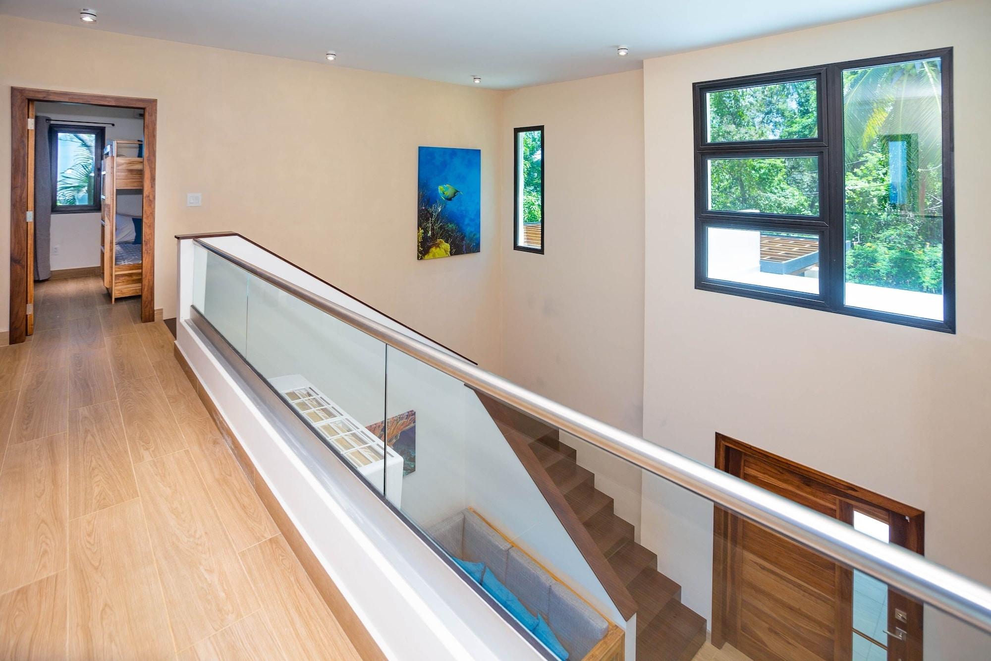 Comodidades del Alojamiento West Bay Breeze 3 Bedroom Home by RedAwning