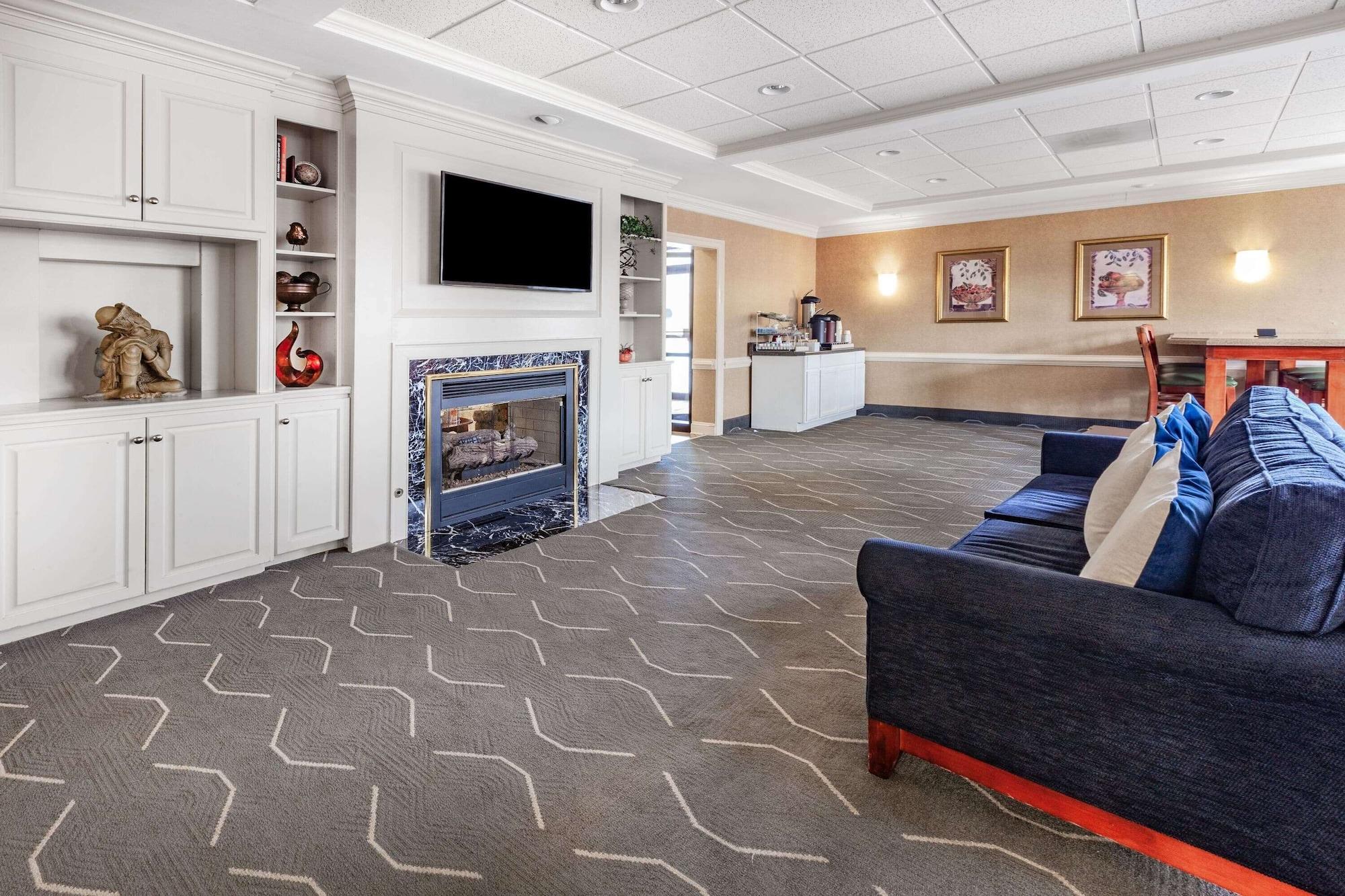Vista Lobby Days Inn by Wyndham Altavista