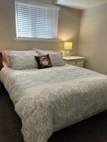 Alquiler Vacacional - Our BEAUTIFUL 2 Bedroom DELUXE Basement Suite w/AC & NG fireplace, Kanaka Ridge