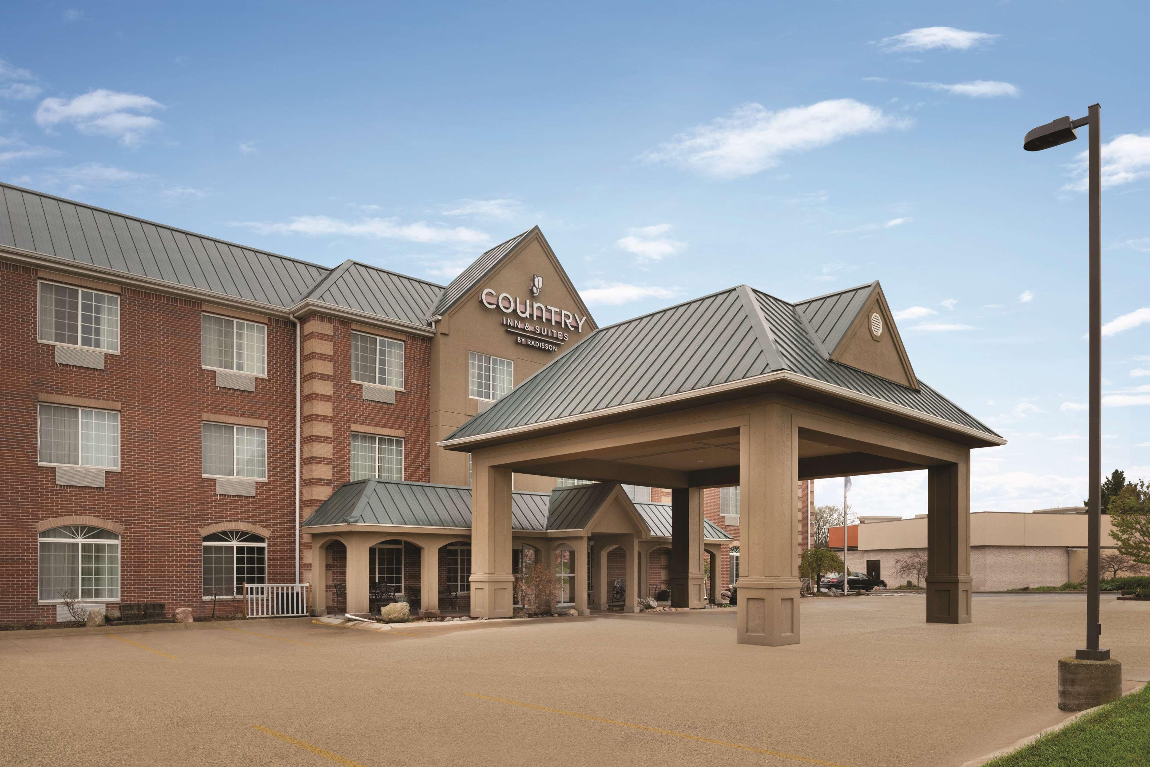 Vista Exterior Country Inn & Suites by Radisson, Valparaiso, IN