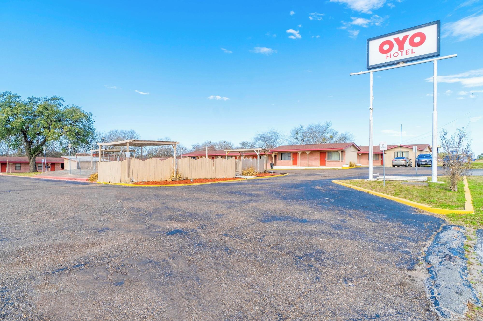 Varios Capital O Hotel Beeville - US 181
