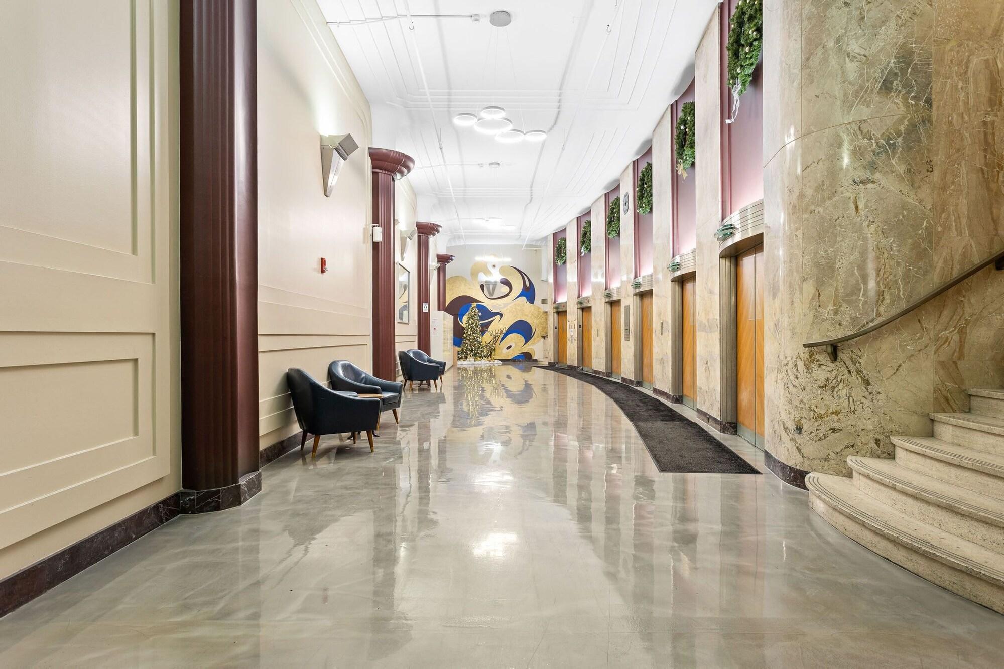 Comodidades del Alojamiento 2BR/2BA In The Block Apartment by CozySuites