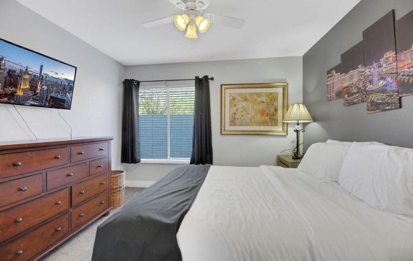 Whole home,pool/spa great location and 15m to Vegas strip, hike,golf,attractions - Hoteles con parque acuático en Las Vegas, Nevada