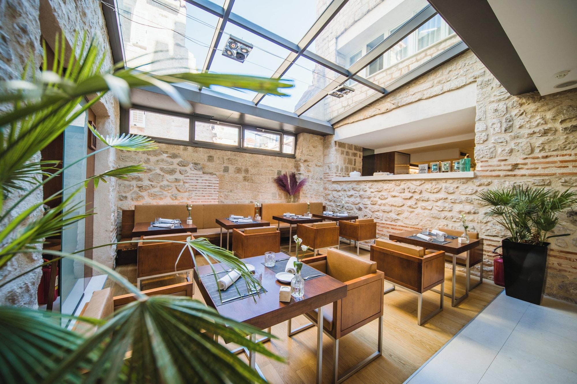 Varios Hotel Vestibul Palace