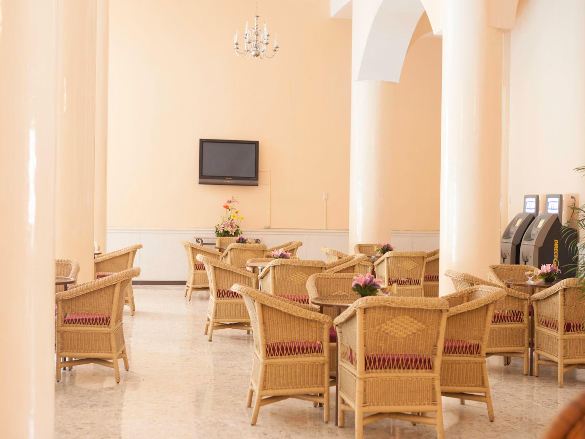 Bar/Salón Hotel Misión Mérida Panamericana