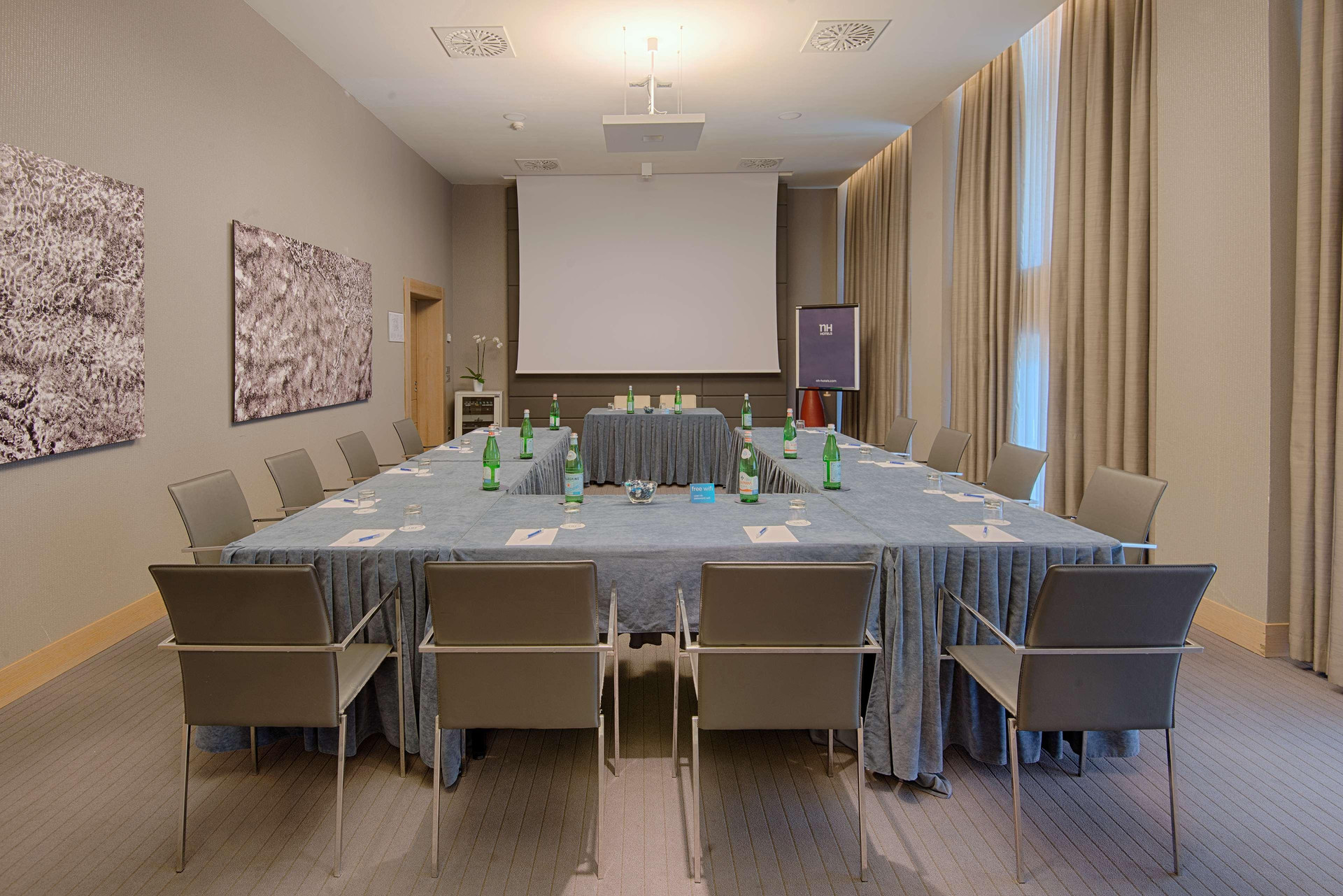 Sala de Reuniones NH Pisa