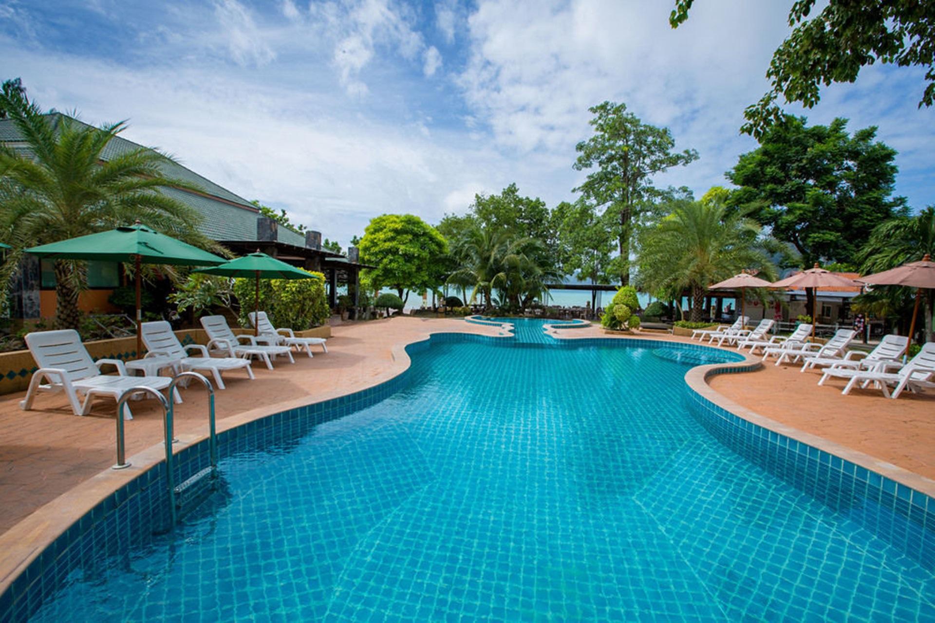 Variados (as) Andaman Beach Resort