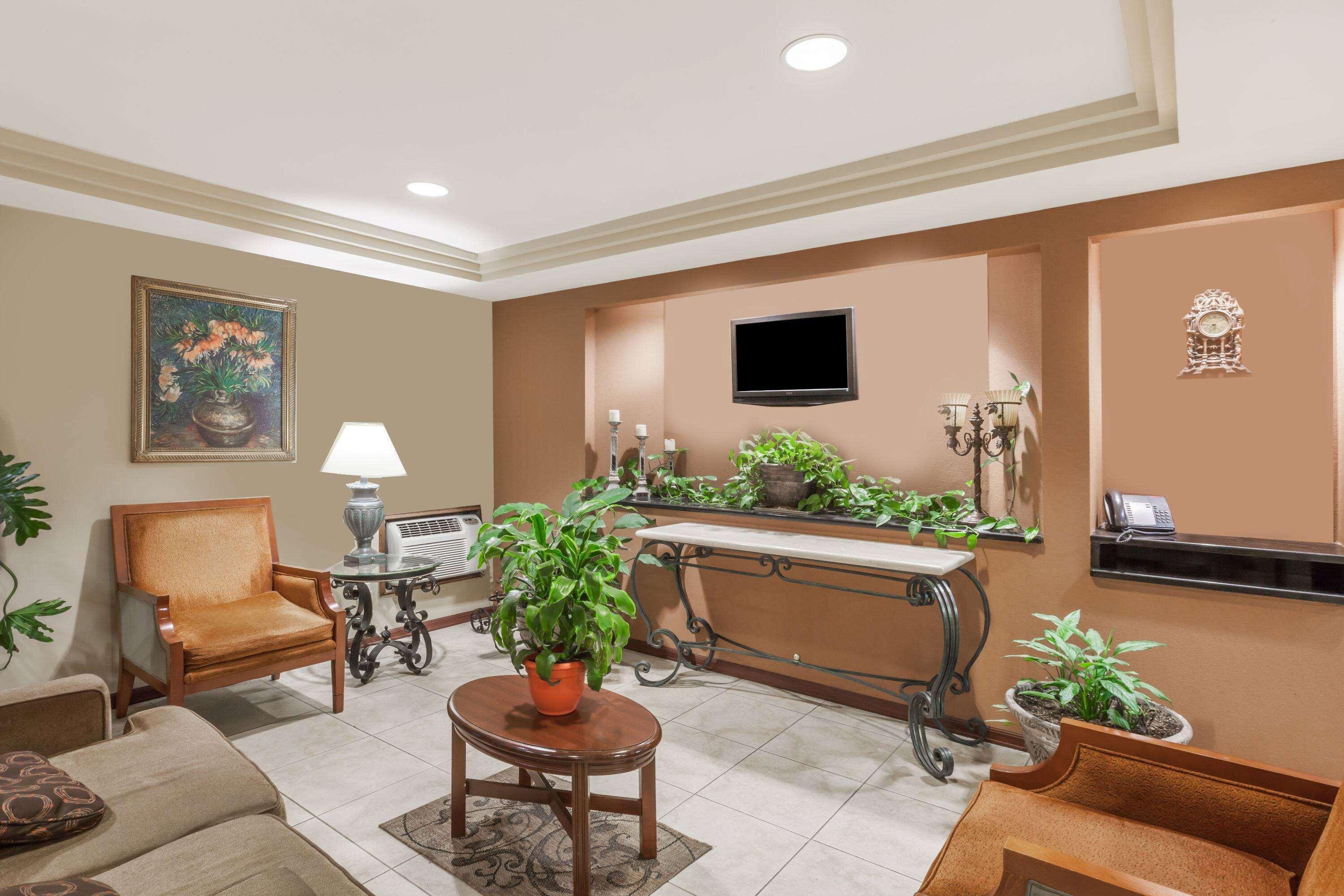 Vista Lobby Travelodge Inn & Suites By Wyndham Albany