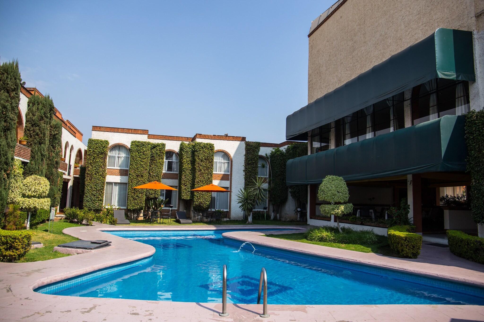 Varios Hotel & Suites Villa del Sol