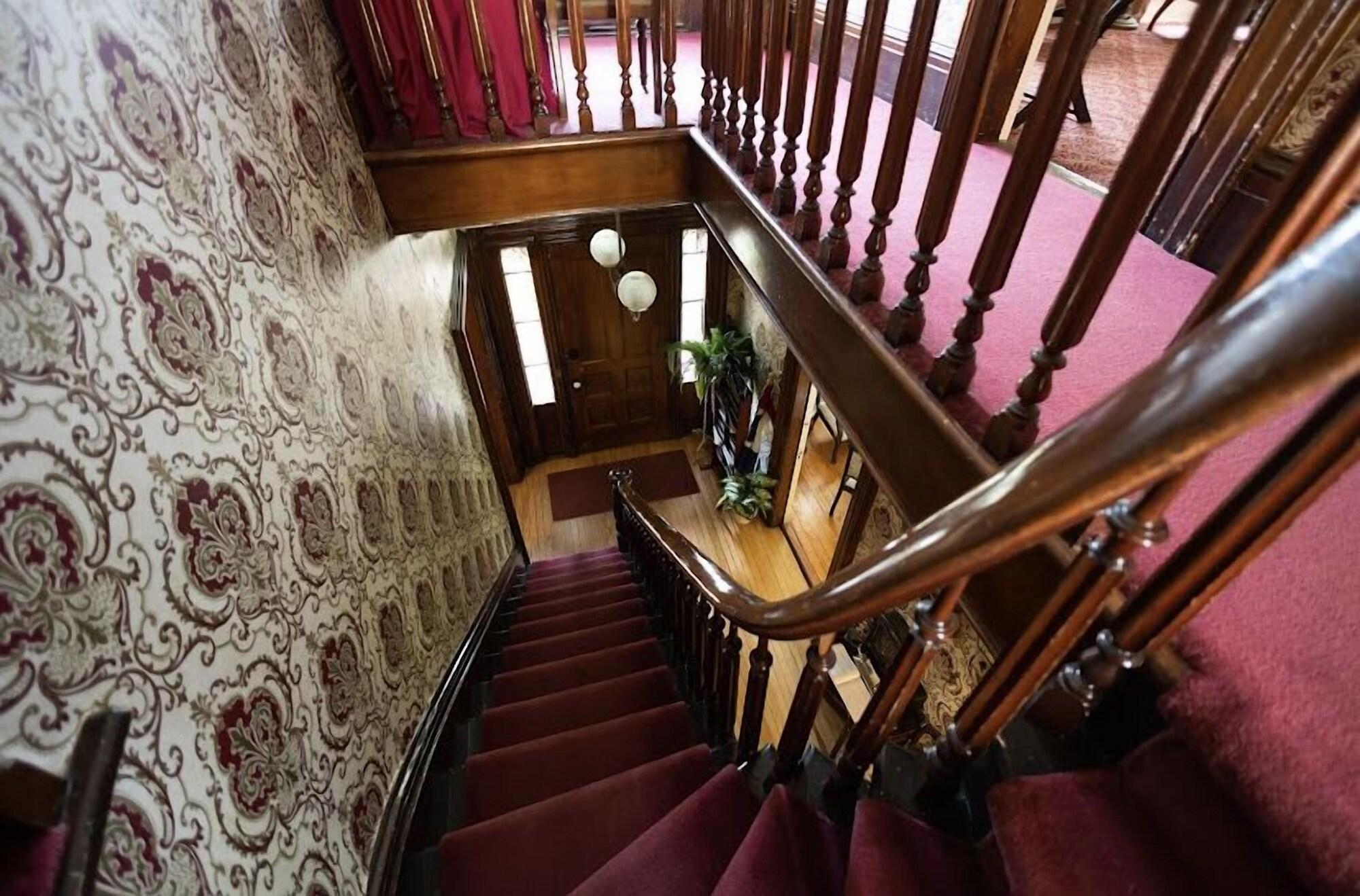 Vista Lobby Iron Amethyst Inn   Boutique Hotel