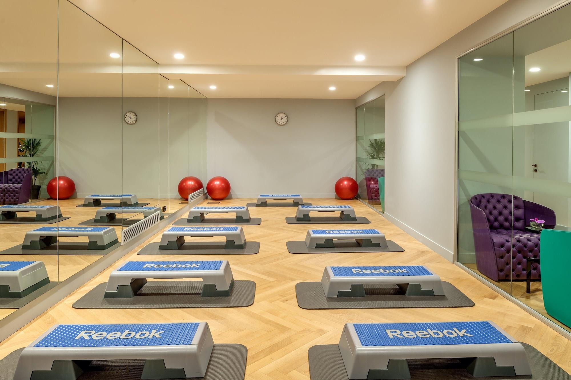 Gimnasio La Clef Tour Eiffel Paris by The Crest Collection