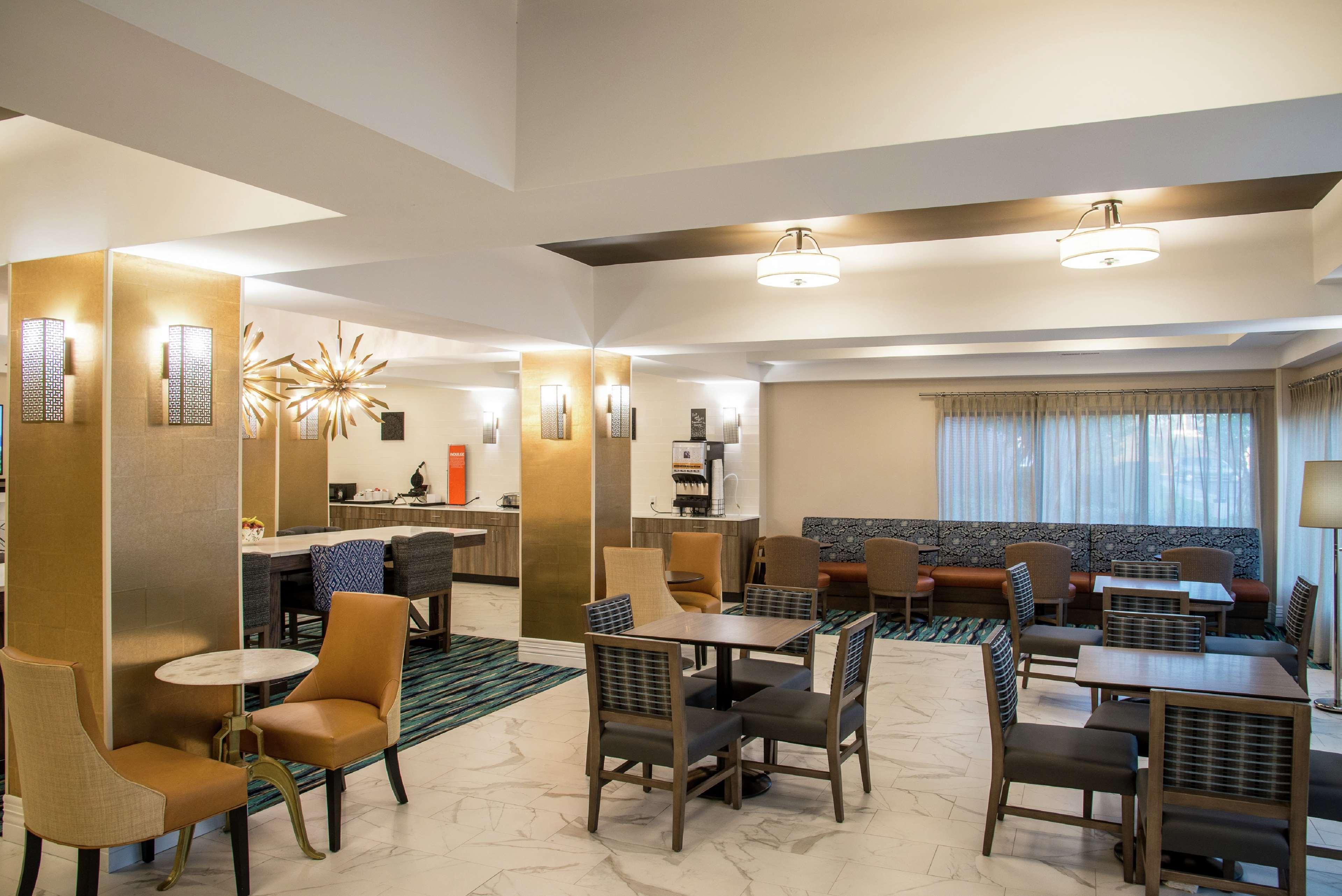 Vista Lobby Hampton Inn & Suites Jackson-Coliseum
