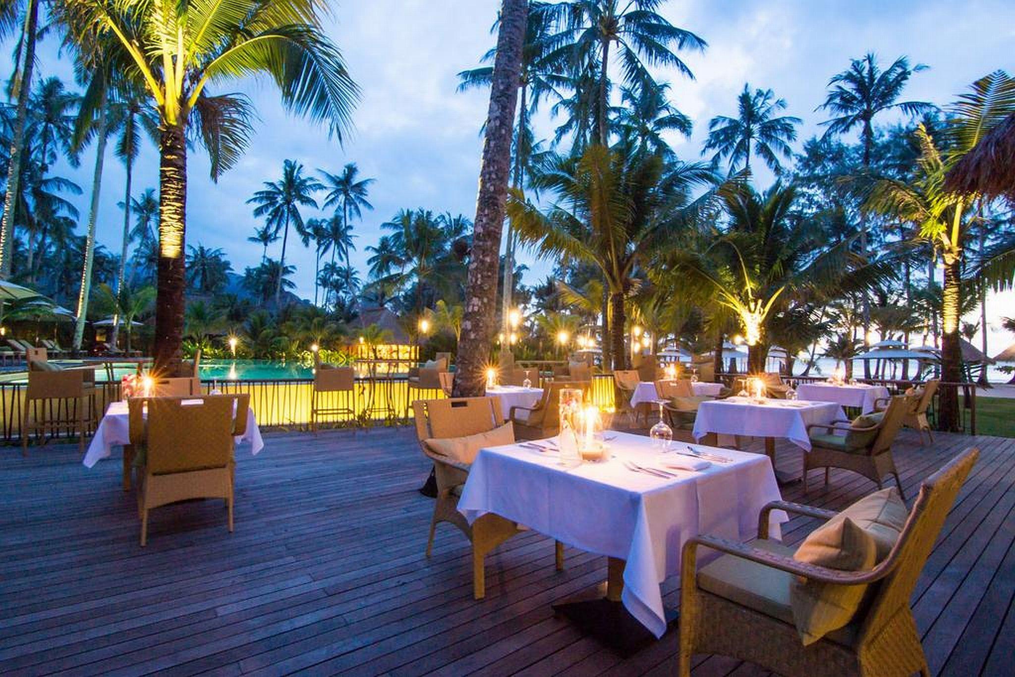 Restaurant High Season Pool Villa & Spa
