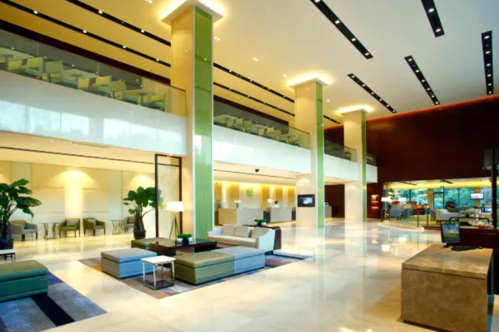 Vista Lobby Holiday Inn Riverside Wuhan by IHG