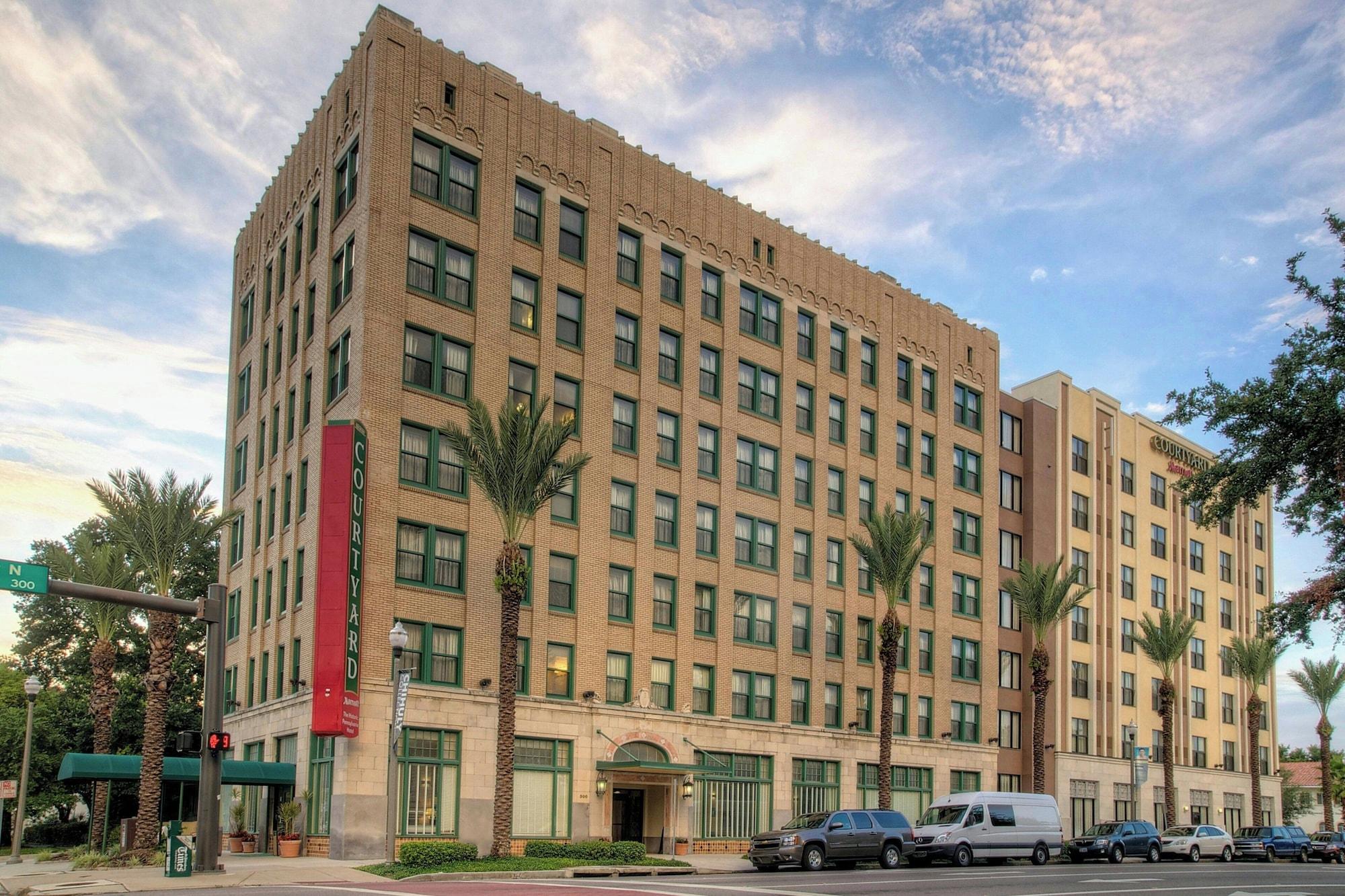 Vista Exterior Courtyard by Marriott St. Petersburg Downtown