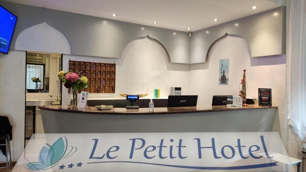 Vista Lobby Le Petit Hotel