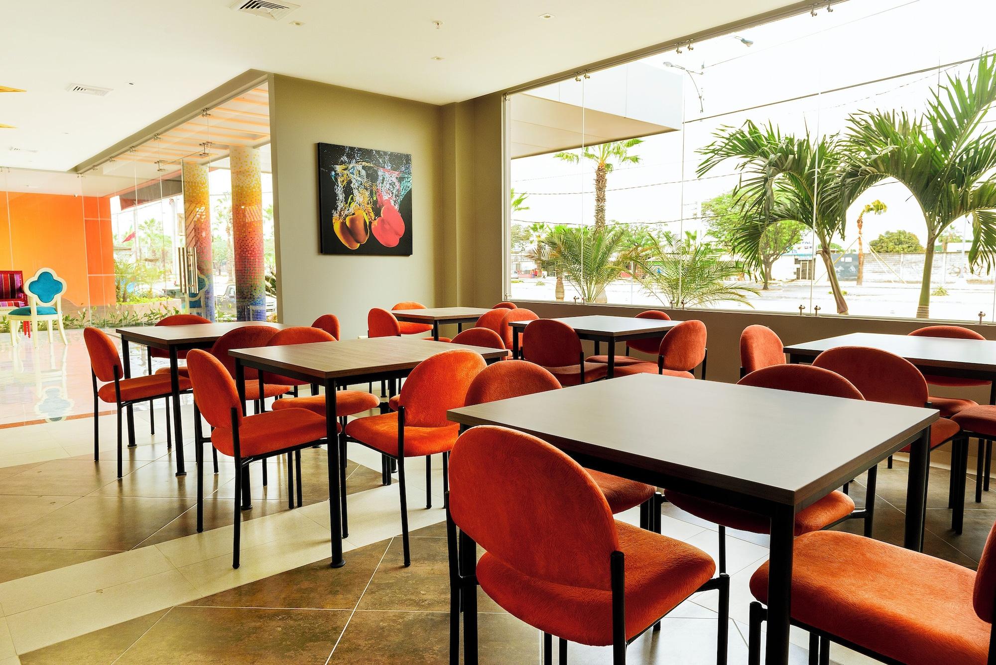 Bar/Salón NP Hotel & Suites