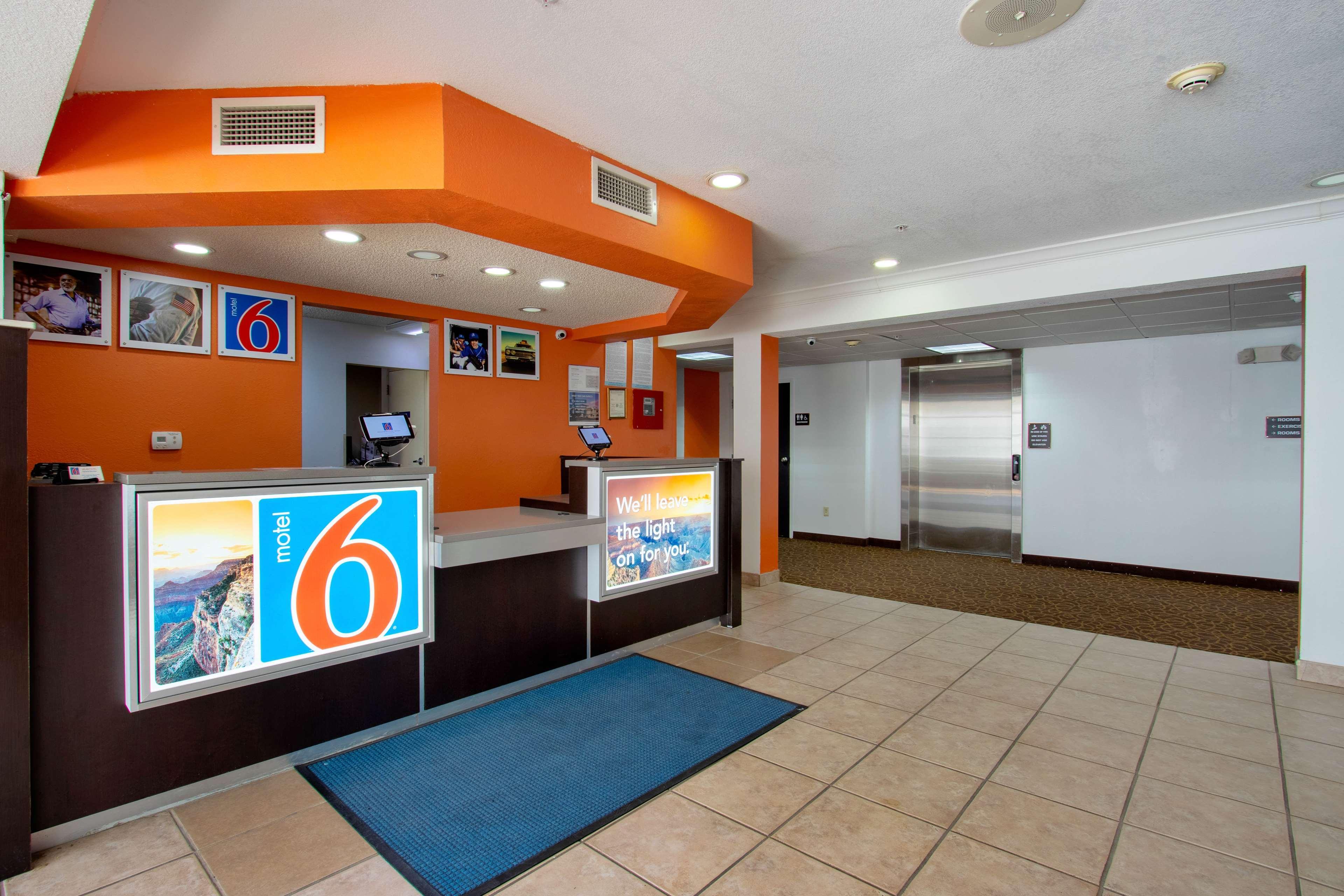 Vista Lobby Motel 6 El Paso, TX - Southeast