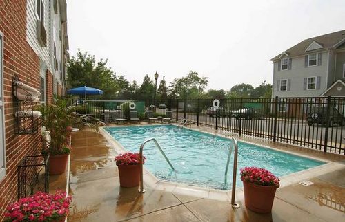 Vista Piscina TownePlace Suites Marriott Dulles Airport
